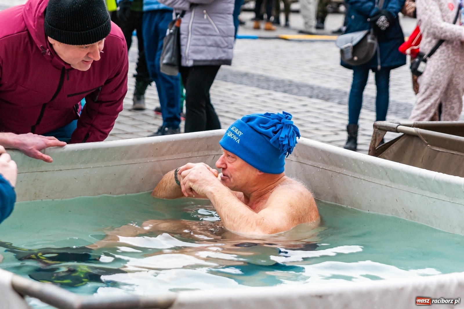 Zdjęcie w galerii na portalu naszraciborz.pl: Morsy, wojowie, strażacy, strzelcy i ciocia Klocia – 30. finał WOŚP na raciborskim Rynku wiadomości z regionu
