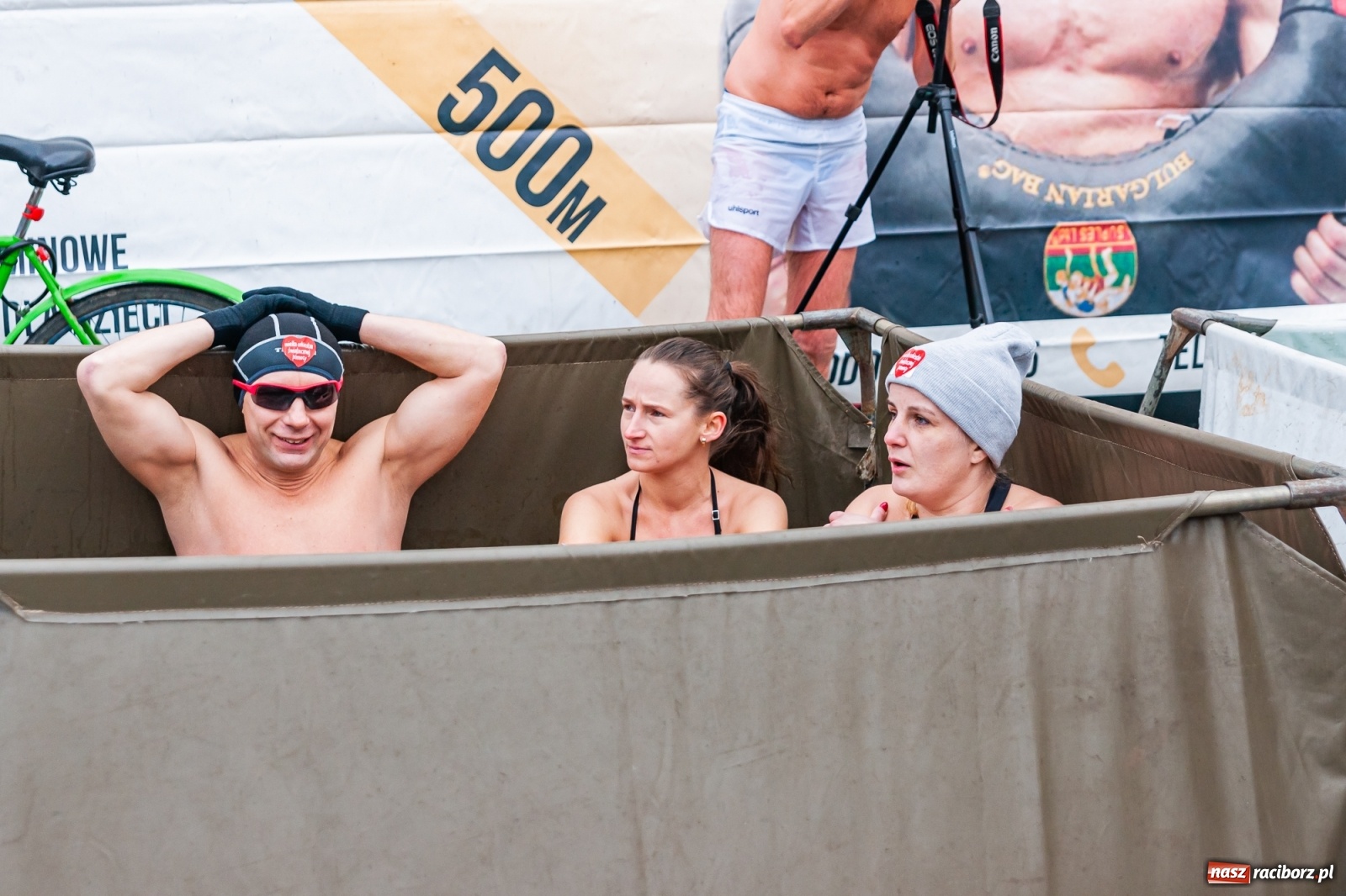 Zdjęcie w galerii na portalu naszraciborz.pl: Morsy, wojowie, strażacy, strzelcy i ciocia Klocia – 30. finał WOŚP na raciborskim Rynku wiadomości z regionu