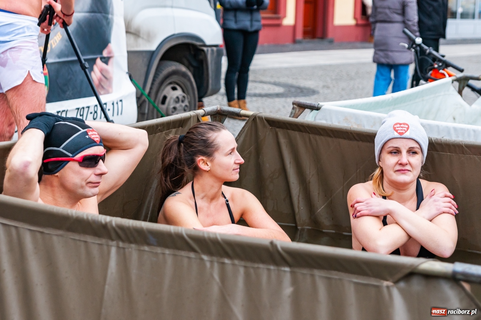 Zdjęcie w galerii na portalu naszraciborz.pl: Morsy, wojowie, strażacy, strzelcy i ciocia Klocia – 30. finał WOŚP na raciborskim Rynku wiadomości z regionu