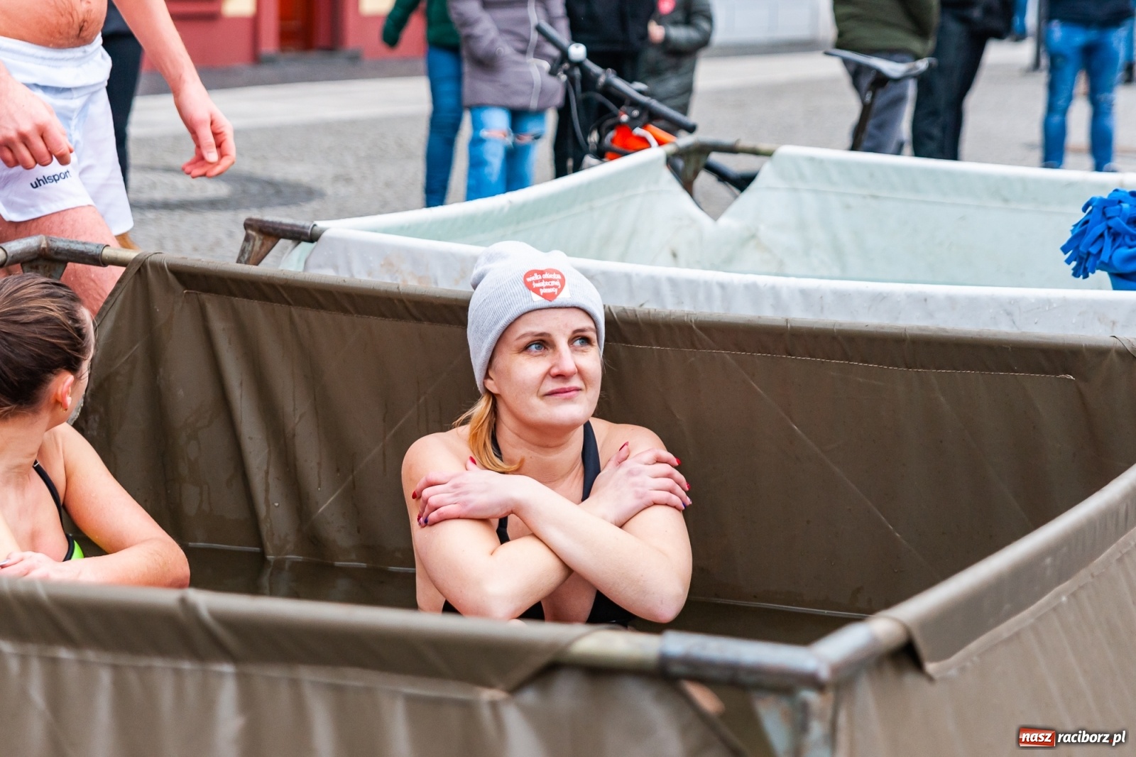 Zdjęcie w galerii na portalu naszraciborz.pl: Morsy, wojowie, strażacy, strzelcy i ciocia Klocia – 30. finał WOŚP na raciborskim Rynku wiadomości z regionu