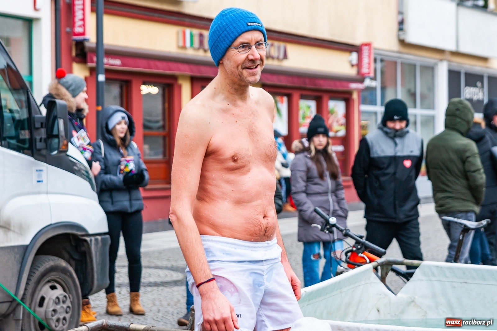 Zdjęcie w galerii na portalu naszraciborz.pl: Morsy, wojowie, strażacy, strzelcy i ciocia Klocia – 30. finał WOŚP na raciborskim Rynku wiadomości z regionu