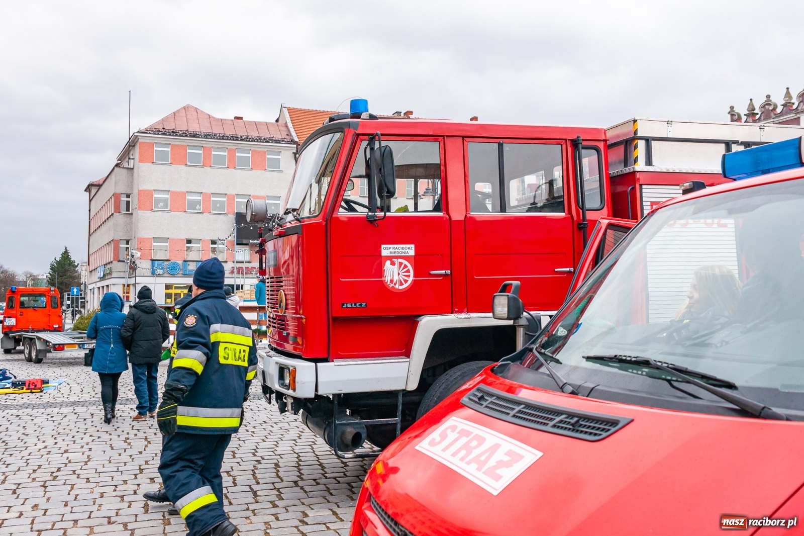 Zdjęcie w galerii na portalu naszraciborz.pl: Morsy, wojowie, strażacy, strzelcy i ciocia Klocia – 30. finał WOŚP na raciborskim Rynku wiadomości z regionu