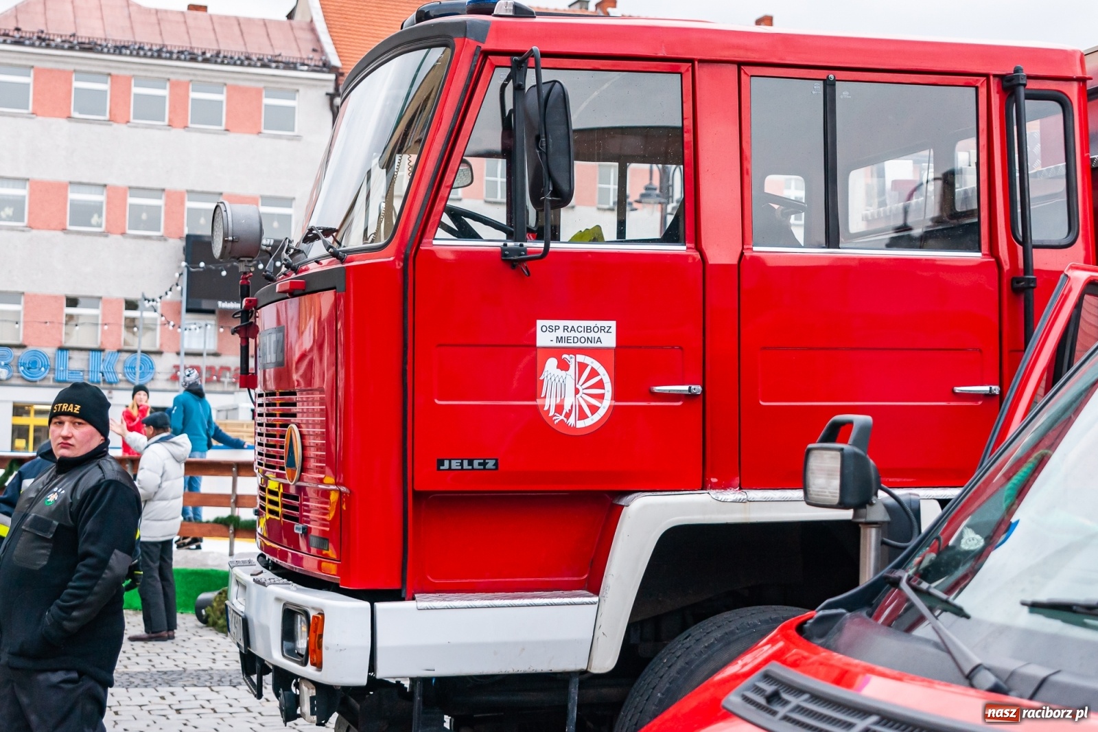 Zdjęcie w galerii na portalu naszraciborz.pl: Morsy, wojowie, strażacy, strzelcy i ciocia Klocia – 30. finał WOŚP na raciborskim Rynku wiadomości z regionu