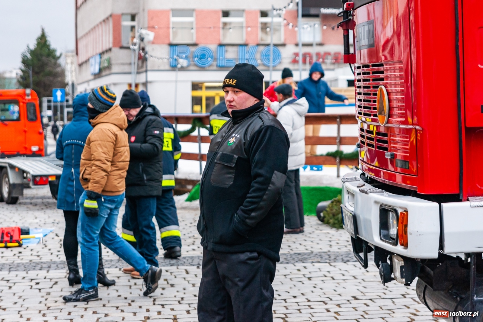 Zdjęcie w galerii na portalu naszraciborz.pl: Morsy, wojowie, strażacy, strzelcy i ciocia Klocia – 30. finał WOŚP na raciborskim Rynku wiadomości z regionu