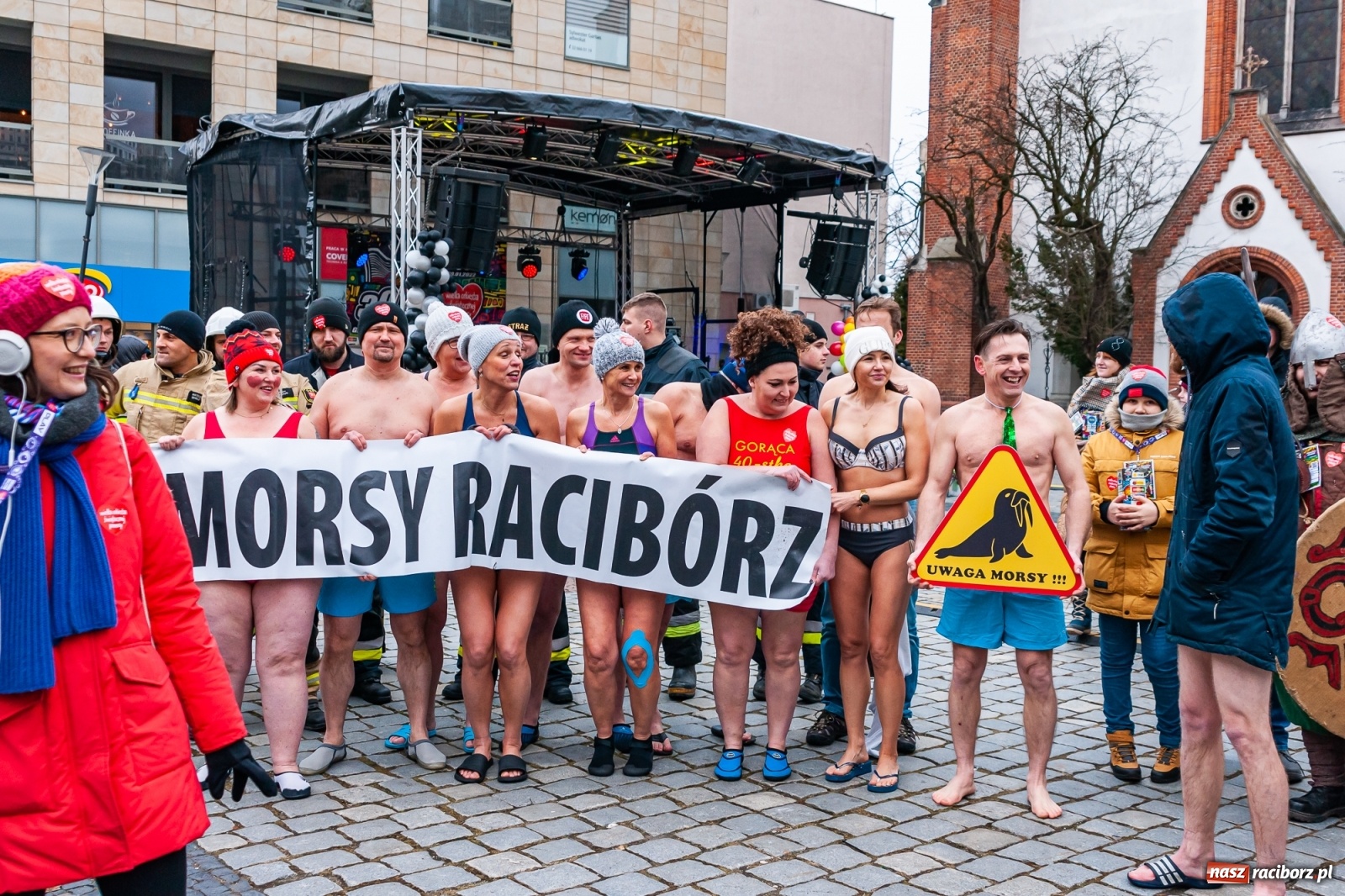 Zdjęcie w galerii na portalu naszraciborz.pl: Morsy, wojowie, strażacy, strzelcy i ciocia Klocia – 30. finał WOŚP na raciborskim Rynku wiadomości z regionu