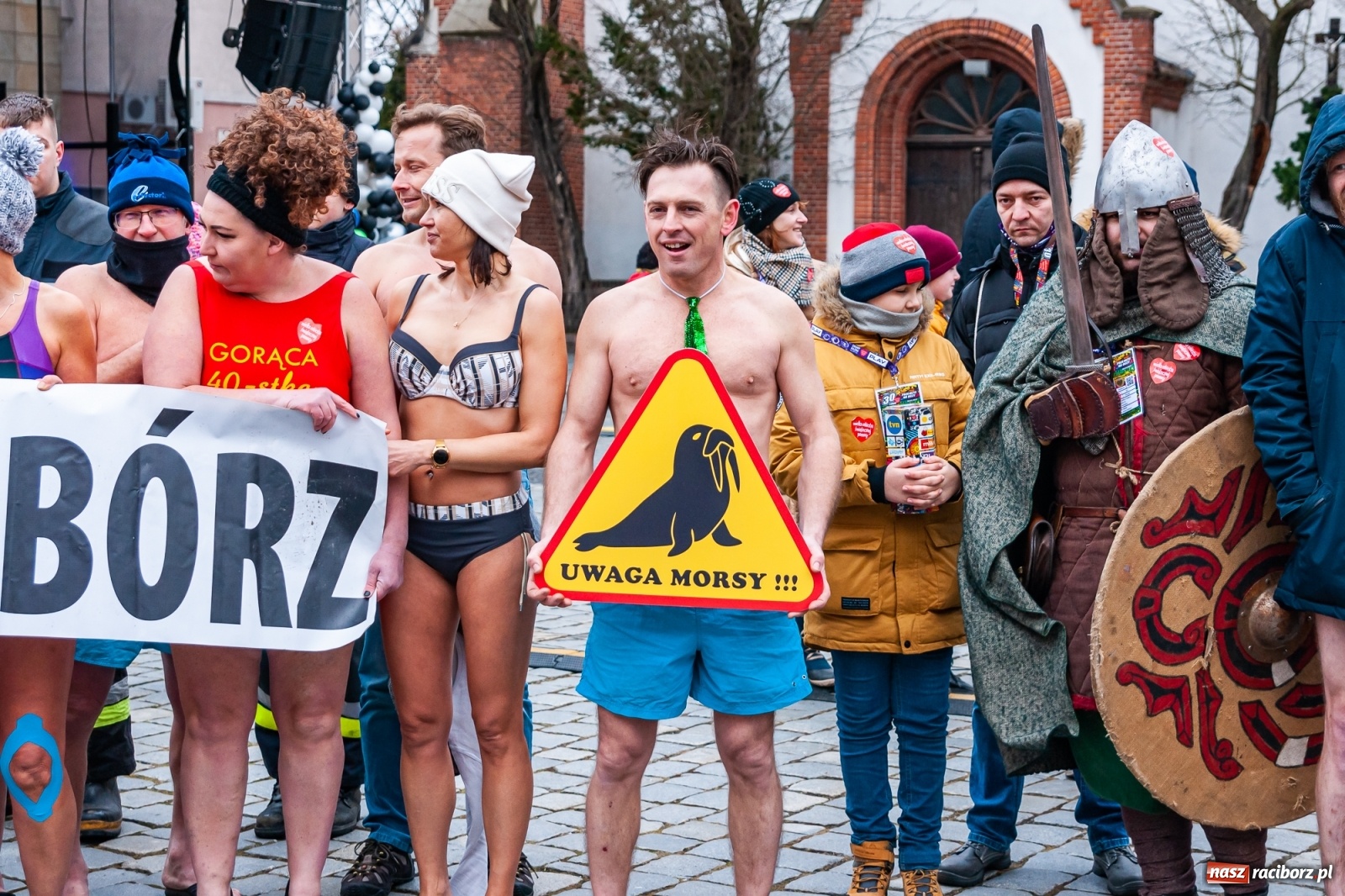 Zdjęcie w galerii na portalu naszraciborz.pl: Morsy, wojowie, strażacy, strzelcy i ciocia Klocia – 30. finał WOŚP na raciborskim Rynku wiadomości z regionu