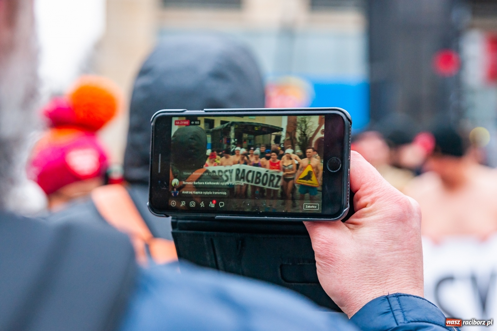 Zdjęcie w galerii na portalu naszraciborz.pl: Morsy, wojowie, strażacy, strzelcy i ciocia Klocia – 30. finał WOŚP na raciborskim Rynku wiadomości z regionu