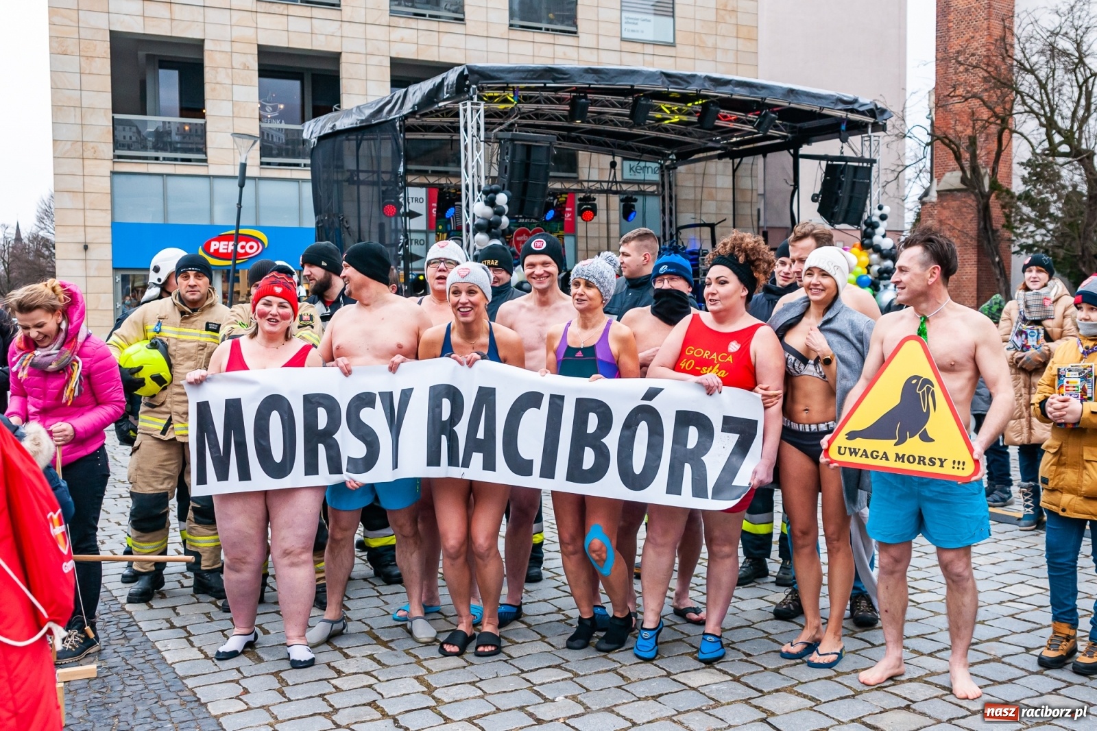 Zdjęcie w galerii na portalu naszraciborz.pl: Morsy, wojowie, strażacy, strzelcy i ciocia Klocia – 30. finał WOŚP na raciborskim Rynku wiadomości z regionu