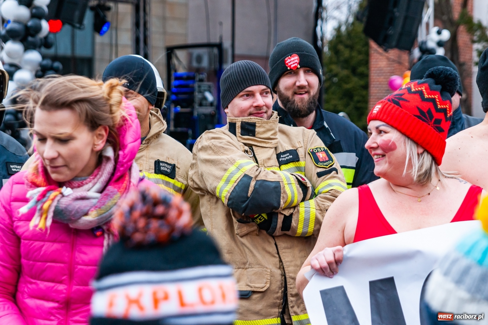 Zdjęcie w galerii na portalu naszraciborz.pl: Morsy, wojowie, strażacy, strzelcy i ciocia Klocia – 30. finał WOŚP na raciborskim Rynku wiadomości z regionu