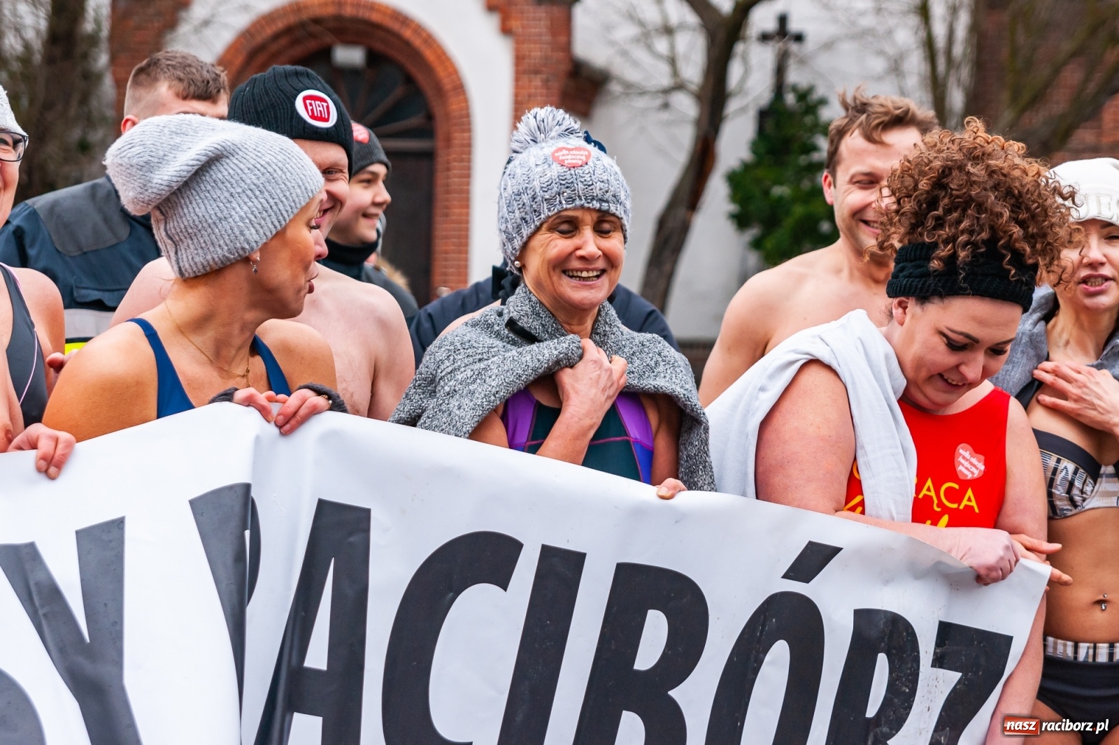 Zdjęcie w galerii na portalu naszraciborz.pl: Morsy, wojowie, strażacy, strzelcy i ciocia Klocia – 30. finał WOŚP na raciborskim Rynku wiadomości z regionu