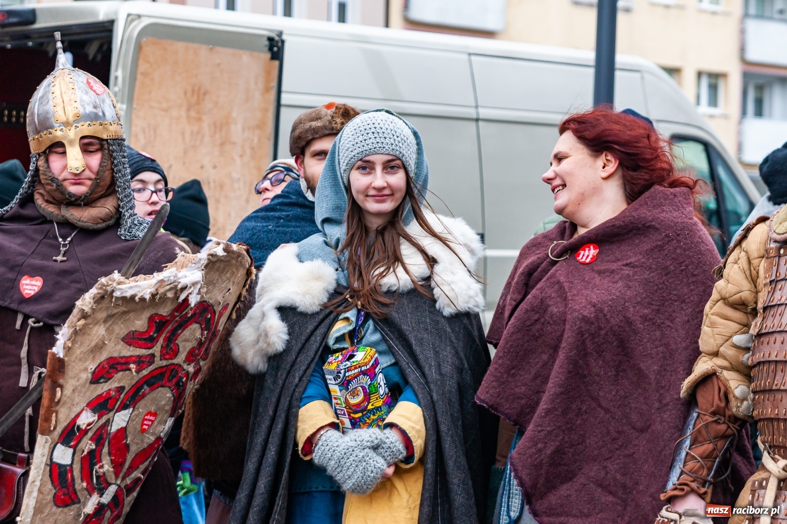Zdjęcie w galerii na portalu naszraciborz.pl: Morsy, wojowie, strażacy, strzelcy i ciocia Klocia – 30. finał WOŚP na raciborskim Rynku wiadomości z regionu