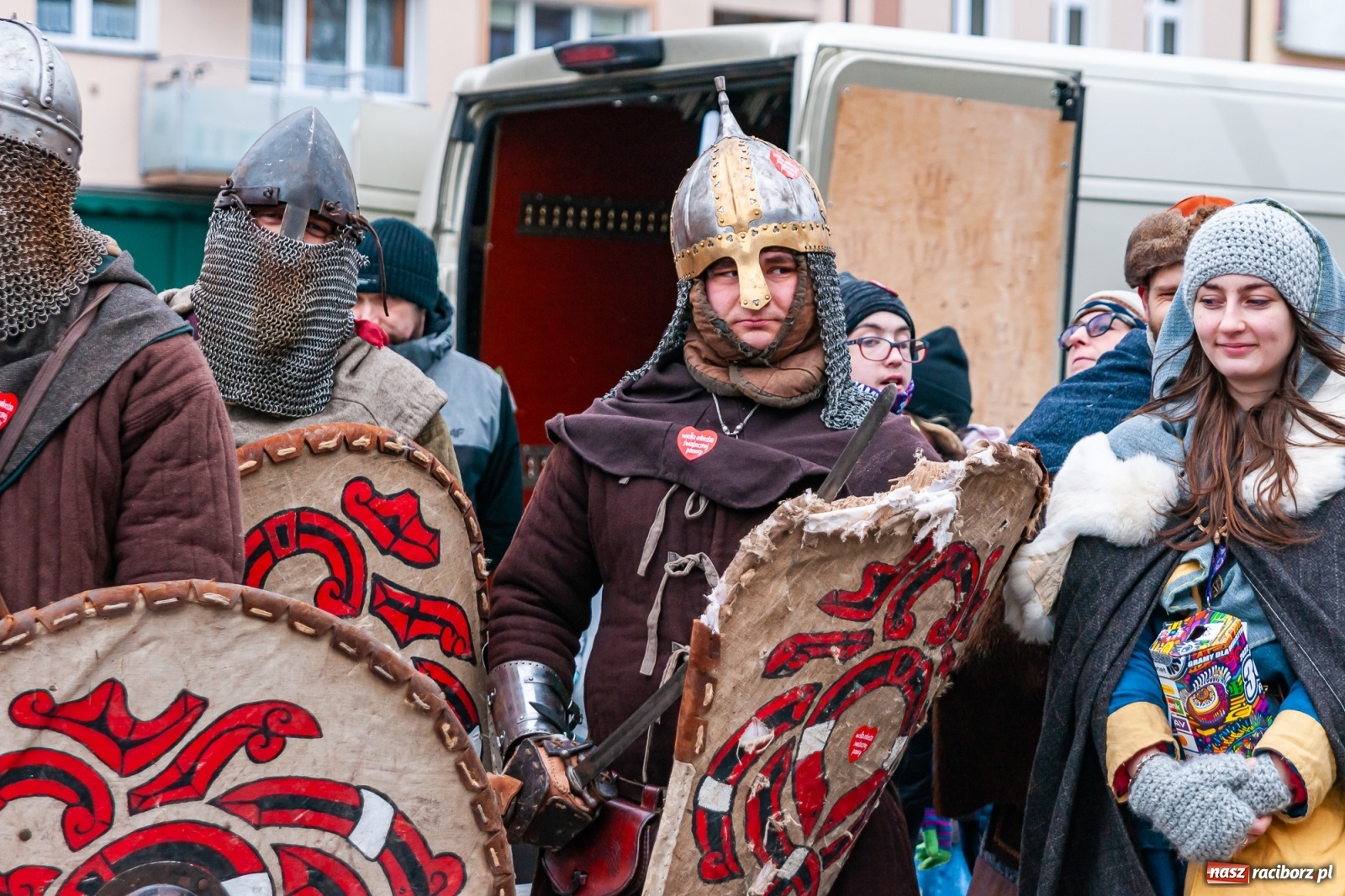 Zdjęcie w galerii na portalu naszraciborz.pl: Morsy, wojowie, strażacy, strzelcy i ciocia Klocia – 30. finał WOŚP na raciborskim Rynku wiadomości z regionu