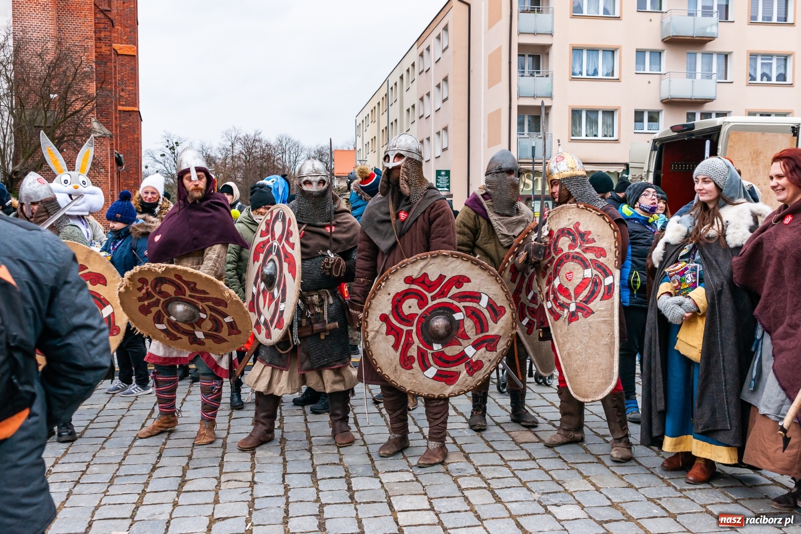 Zdjęcie w galerii na portalu naszraciborz.pl: Morsy, wojowie, strażacy, strzelcy i ciocia Klocia – 30. finał WOŚP na raciborskim Rynku wiadomości z regionu