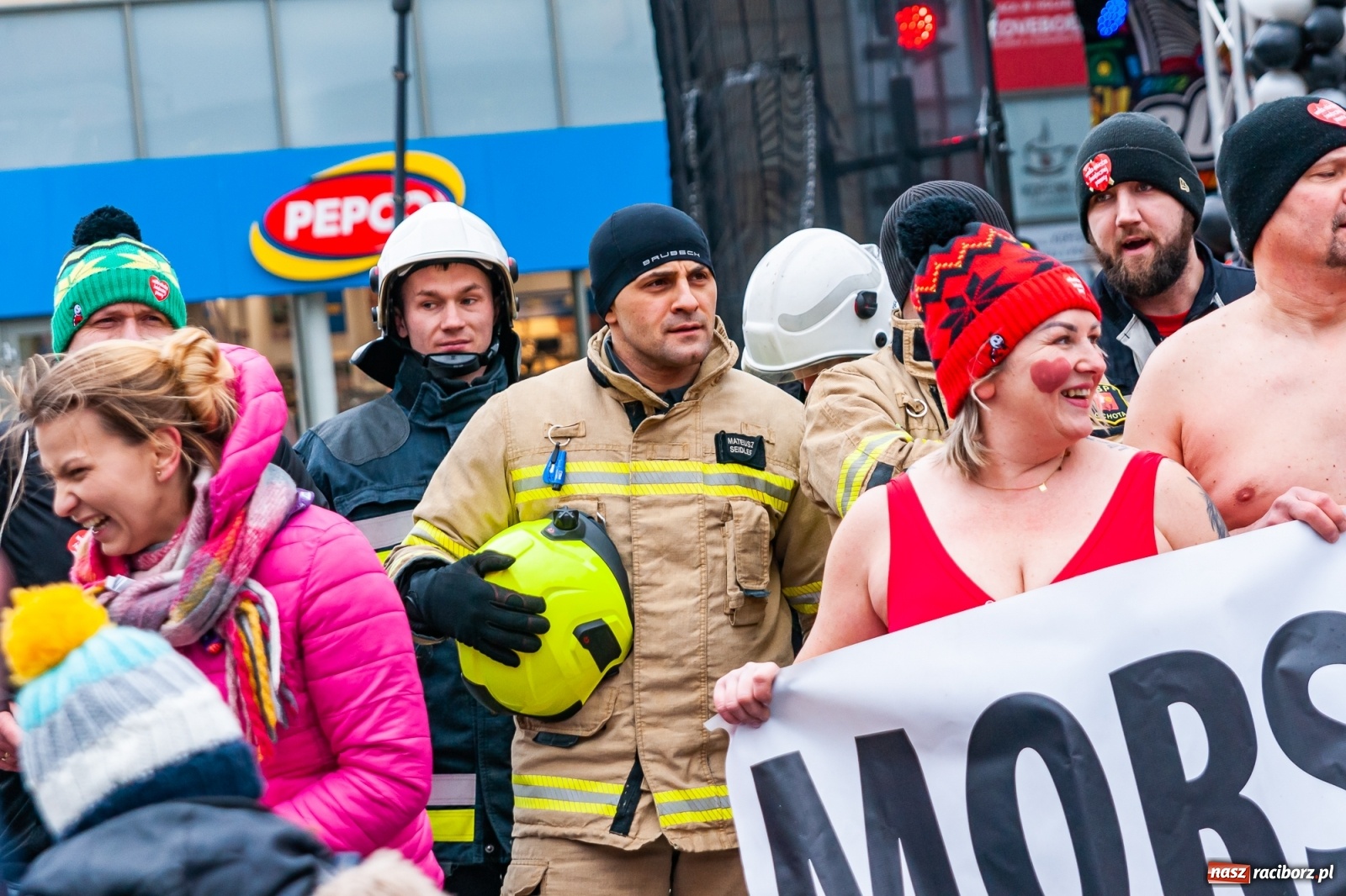 Zdjęcie w galerii na portalu naszraciborz.pl: Morsy, wojowie, strażacy, strzelcy i ciocia Klocia – 30. finał WOŚP na raciborskim Rynku wiadomości z regionu