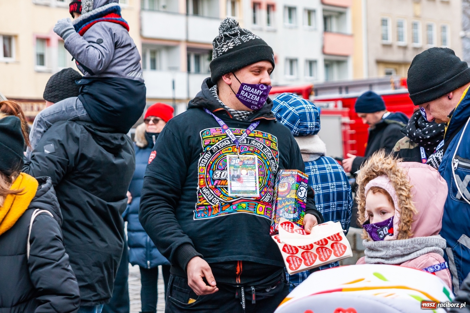 Zdjęcie w galerii na portalu naszraciborz.pl: Morsy, wojowie, strażacy, strzelcy i ciocia Klocia – 30. finał WOŚP na raciborskim Rynku wiadomości z regionu