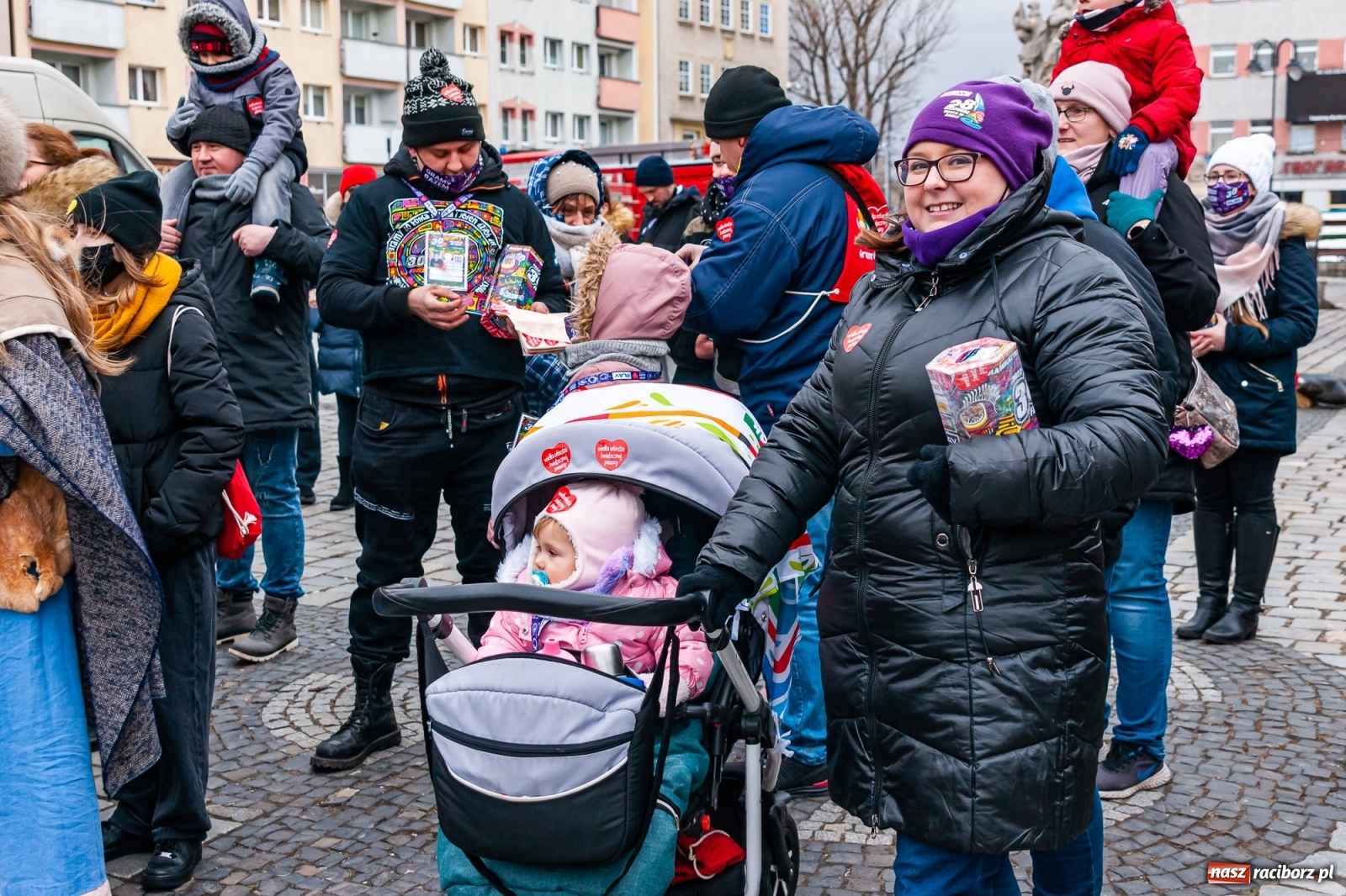 Zdjęcie w galerii na portalu naszraciborz.pl: Morsy, wojowie, strażacy, strzelcy i ciocia Klocia – 30. finał WOŚP na raciborskim Rynku wiadomości z regionu