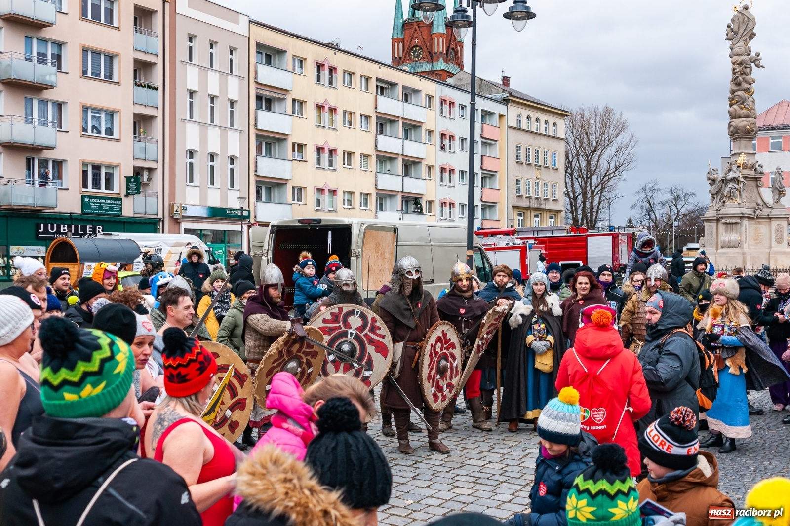 Zdjęcie w galerii na portalu naszraciborz.pl: Morsy, wojowie, strażacy, strzelcy i ciocia Klocia – 30. finał WOŚP na raciborskim Rynku wiadomości z regionu