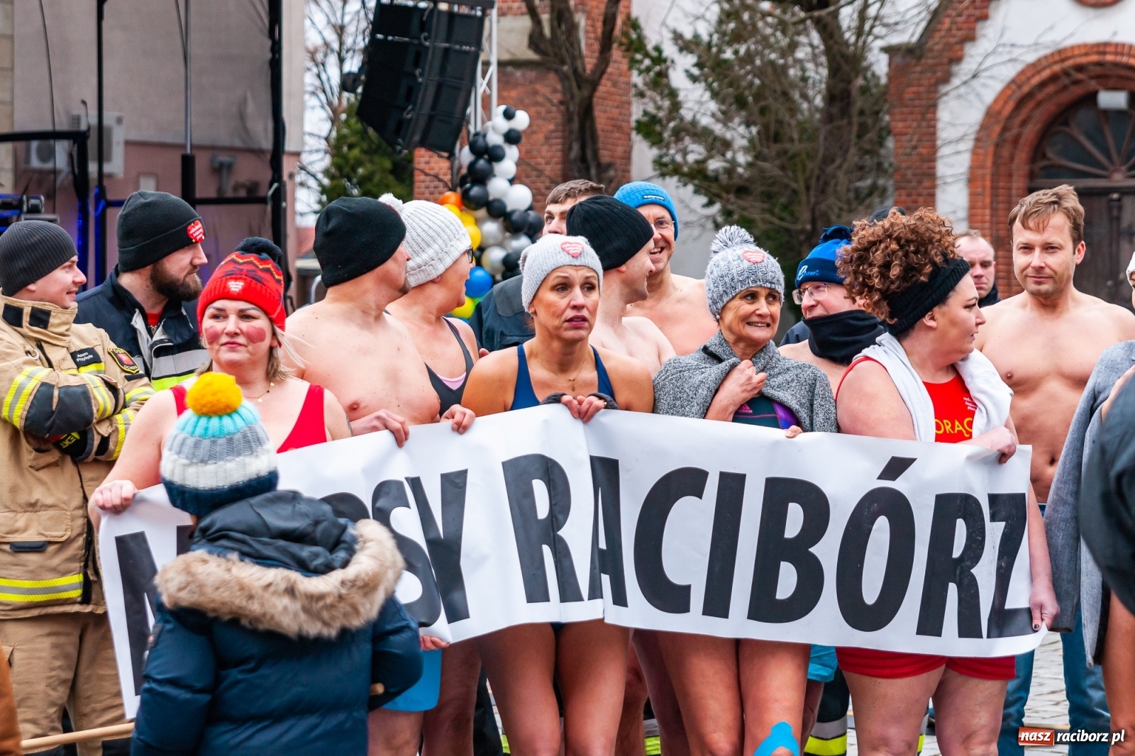 Zdjęcie w galerii na portalu naszraciborz.pl: Morsy, wojowie, strażacy, strzelcy i ciocia Klocia – 30. finał WOŚP na raciborskim Rynku wiadomości z regionu