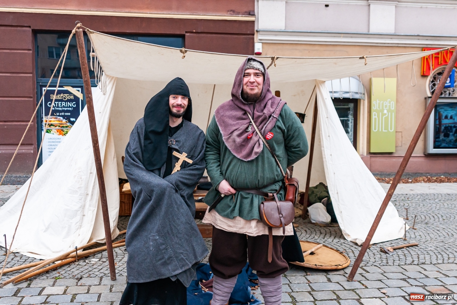 Zdjęcie w galerii na portalu naszraciborz.pl: Morsy, wojowie, strażacy, strzelcy i ciocia Klocia – 30. finał WOŚP na raciborskim Rynku wiadomości z regionu