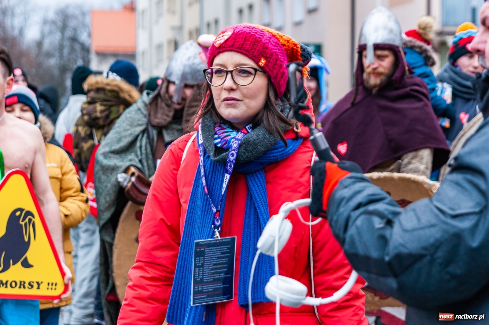 Zdjęcie w galerii na portalu naszraciborz.pl: Morsy, wojowie, strażacy, strzelcy i ciocia Klocia – 30. finał WOŚP na raciborskim Rynku wiadomości z regionu