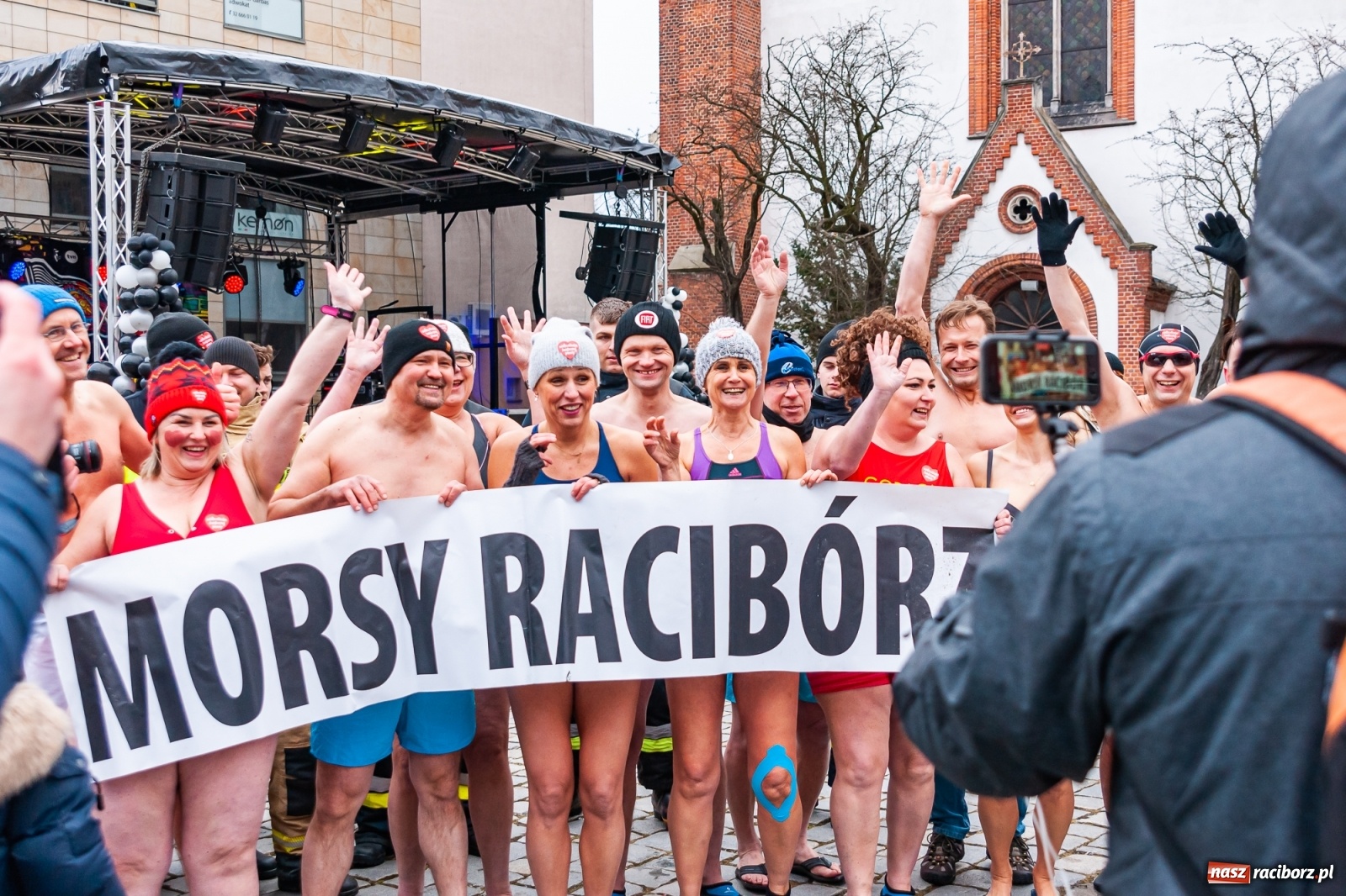 Zdjęcie w galerii na portalu naszraciborz.pl: Morsy, wojowie, strażacy, strzelcy i ciocia Klocia – 30. finał WOŚP na raciborskim Rynku wiadomości z regionu