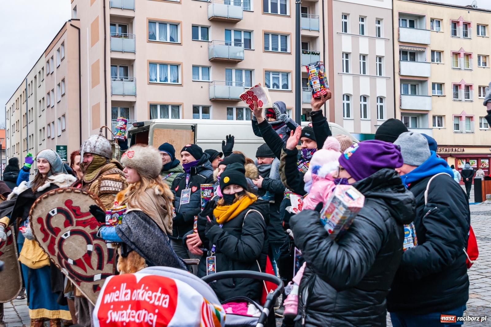 Zdjęcie w galerii na portalu naszraciborz.pl: Morsy, wojowie, strażacy, strzelcy i ciocia Klocia – 30. finał WOŚP na raciborskim Rynku wiadomości z regionu