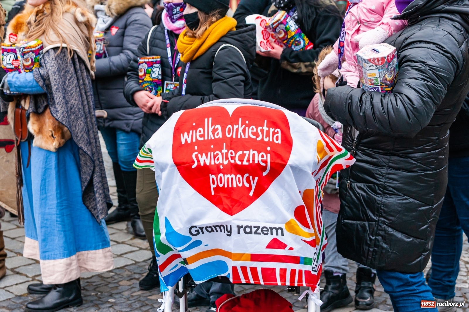 Zdjęcie w galerii na portalu naszraciborz.pl: Morsy, wojowie, strażacy, strzelcy i ciocia Klocia – 30. finał WOŚP na raciborskim Rynku wiadomości z regionu