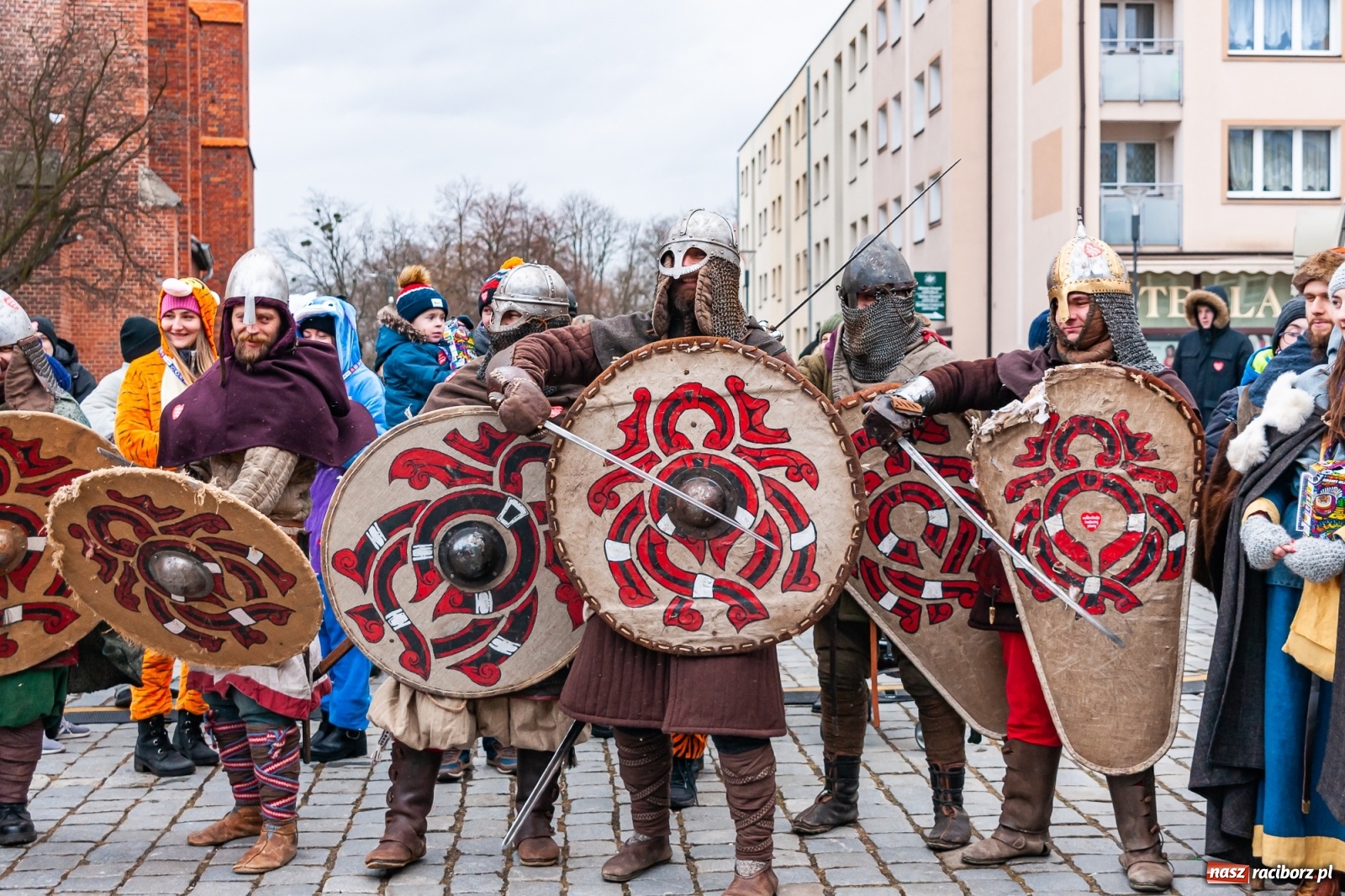 Zdjęcie w galerii na portalu naszraciborz.pl: Morsy, wojowie, strażacy, strzelcy i ciocia Klocia – 30. finał WOŚP na raciborskim Rynku wiadomości z regionu