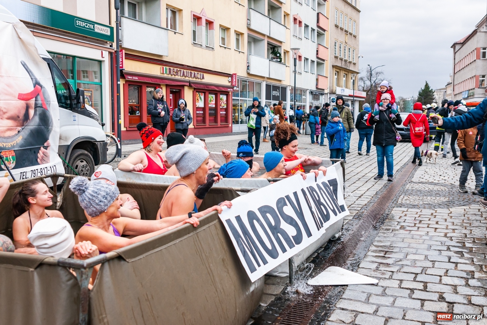 Zdjęcie w galerii na portalu naszraciborz.pl: Morsy, wojowie, strażacy, strzelcy i ciocia Klocia – 30. finał WOŚP na raciborskim Rynku wiadomości z regionu