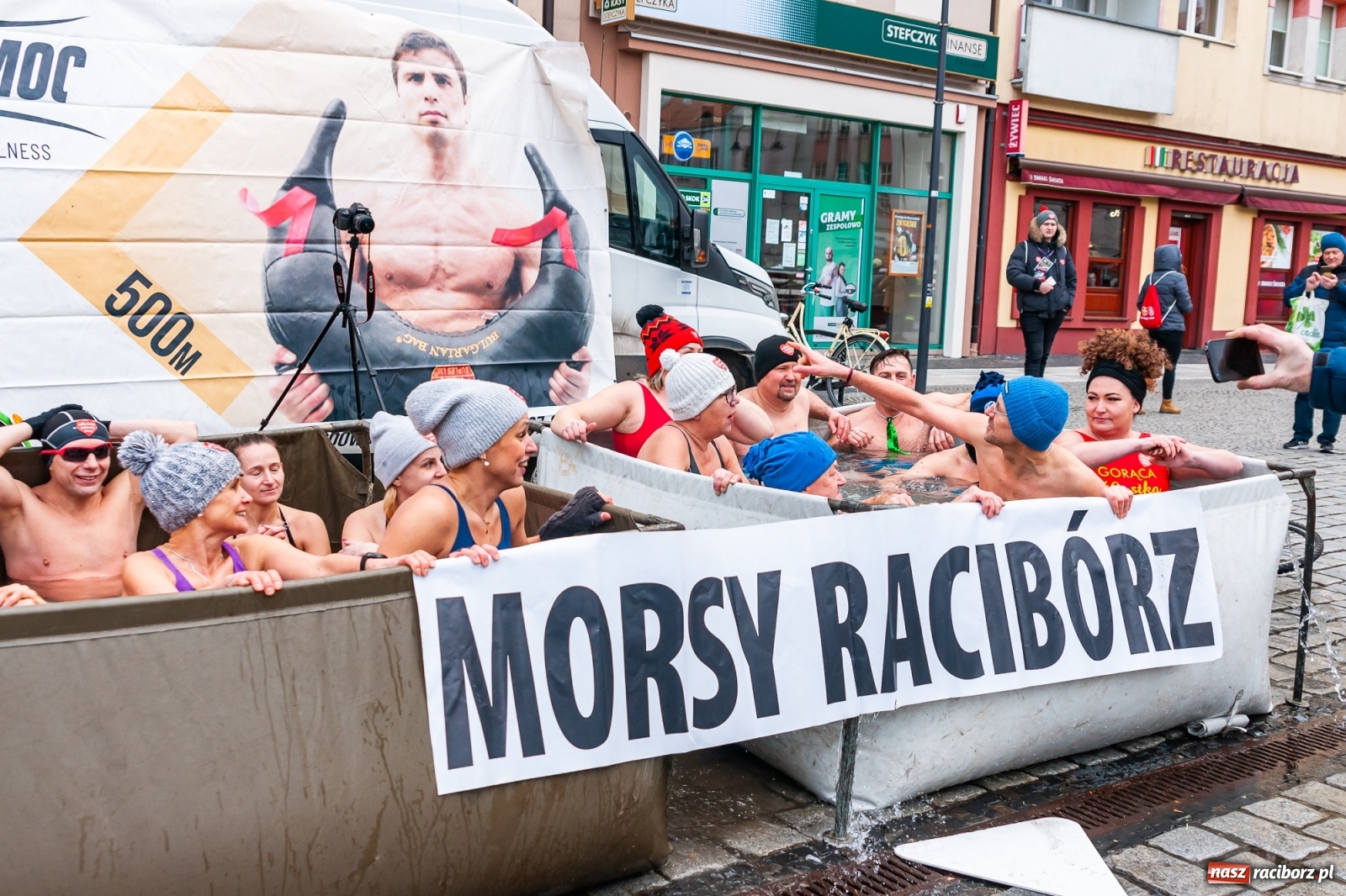 Zdjęcie w galerii na portalu naszraciborz.pl: Morsy, wojowie, strażacy, strzelcy i ciocia Klocia – 30. finał WOŚP na raciborskim Rynku wiadomości z regionu