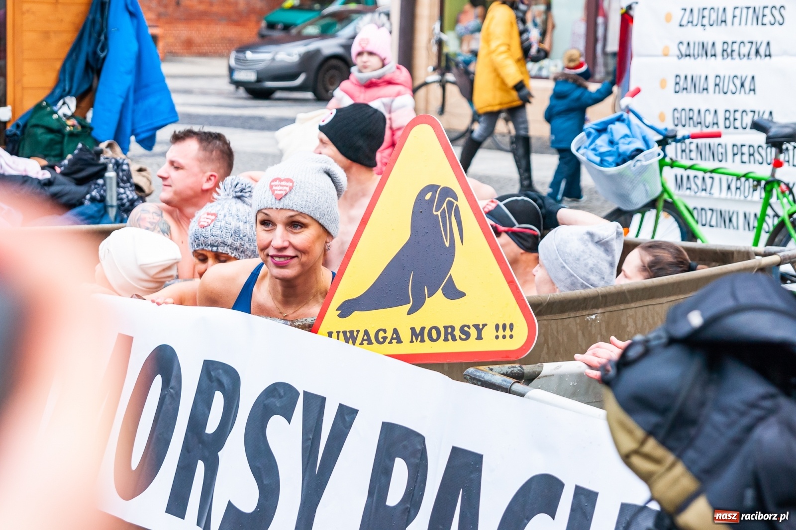 Zdjęcie w galerii na portalu naszraciborz.pl: Morsy, wojowie, strażacy, strzelcy i ciocia Klocia – 30. finał WOŚP na raciborskim Rynku wiadomości z regionu