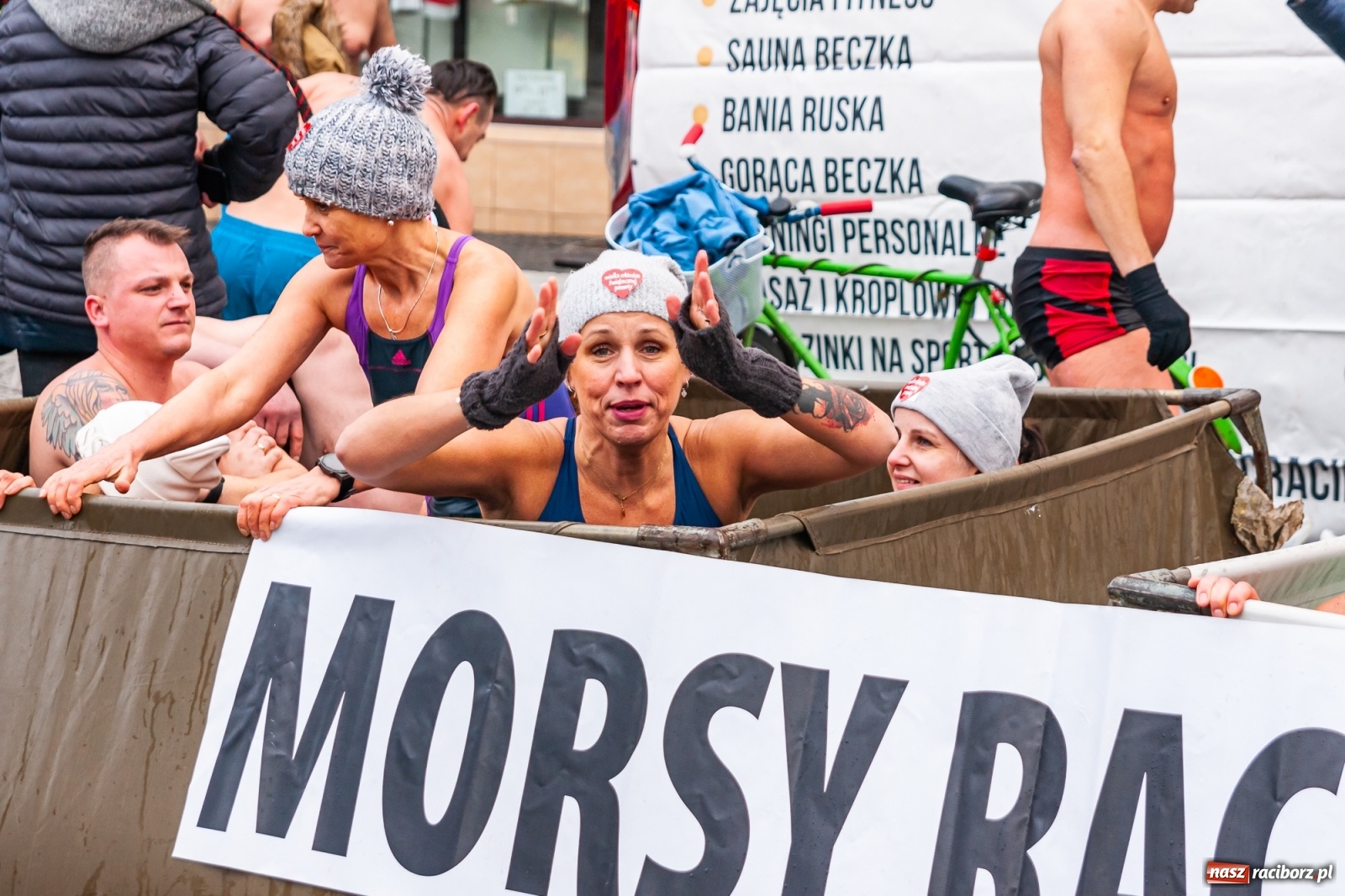 Zdjęcie w galerii na portalu naszraciborz.pl: Morsy, wojowie, strażacy, strzelcy i ciocia Klocia – 30. finał WOŚP na raciborskim Rynku wiadomości z regionu