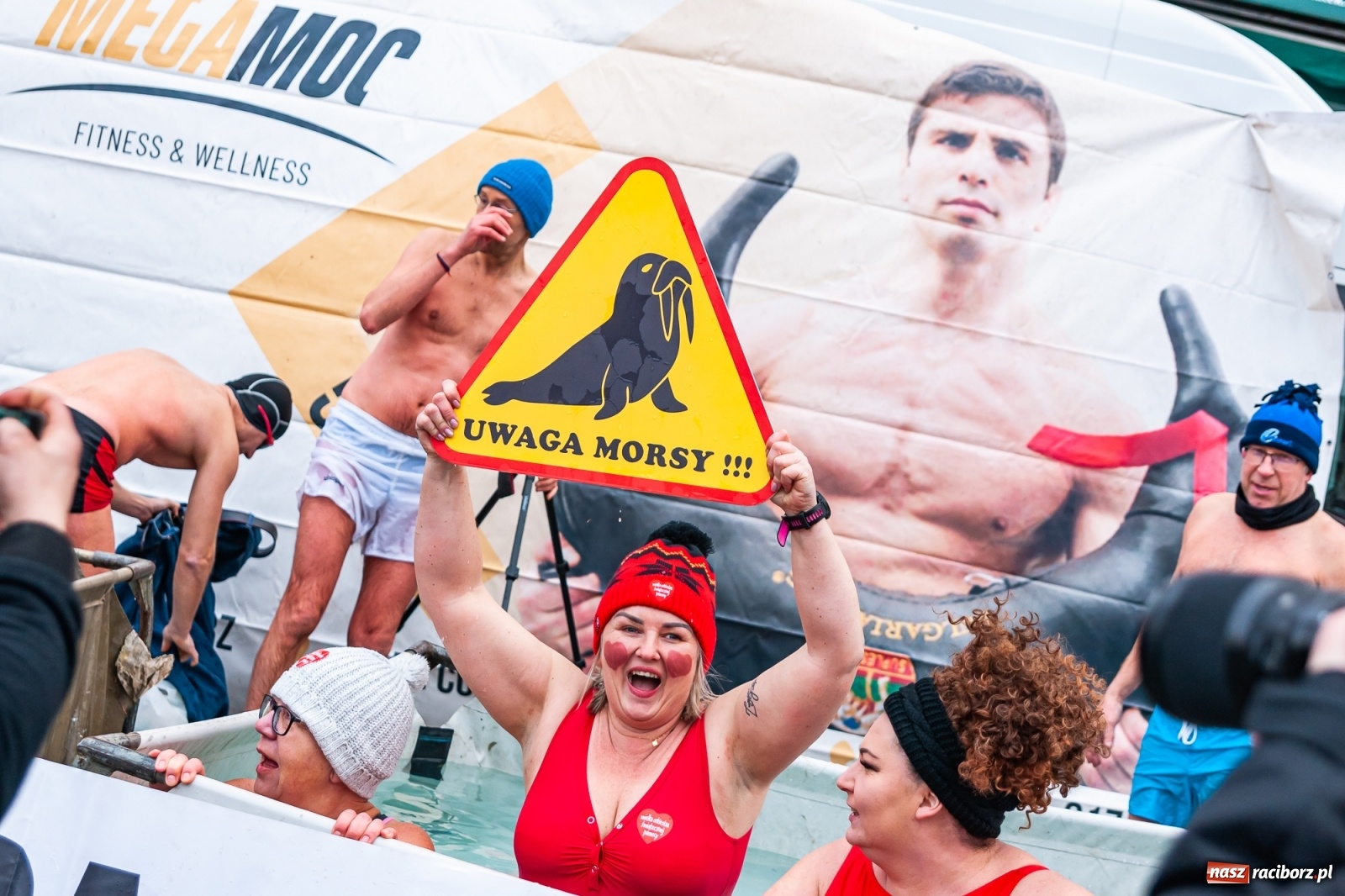 Zdjęcie w galerii na portalu naszraciborz.pl: Morsy, wojowie, strażacy, strzelcy i ciocia Klocia – 30. finał WOŚP na raciborskim Rynku wiadomości z regionu