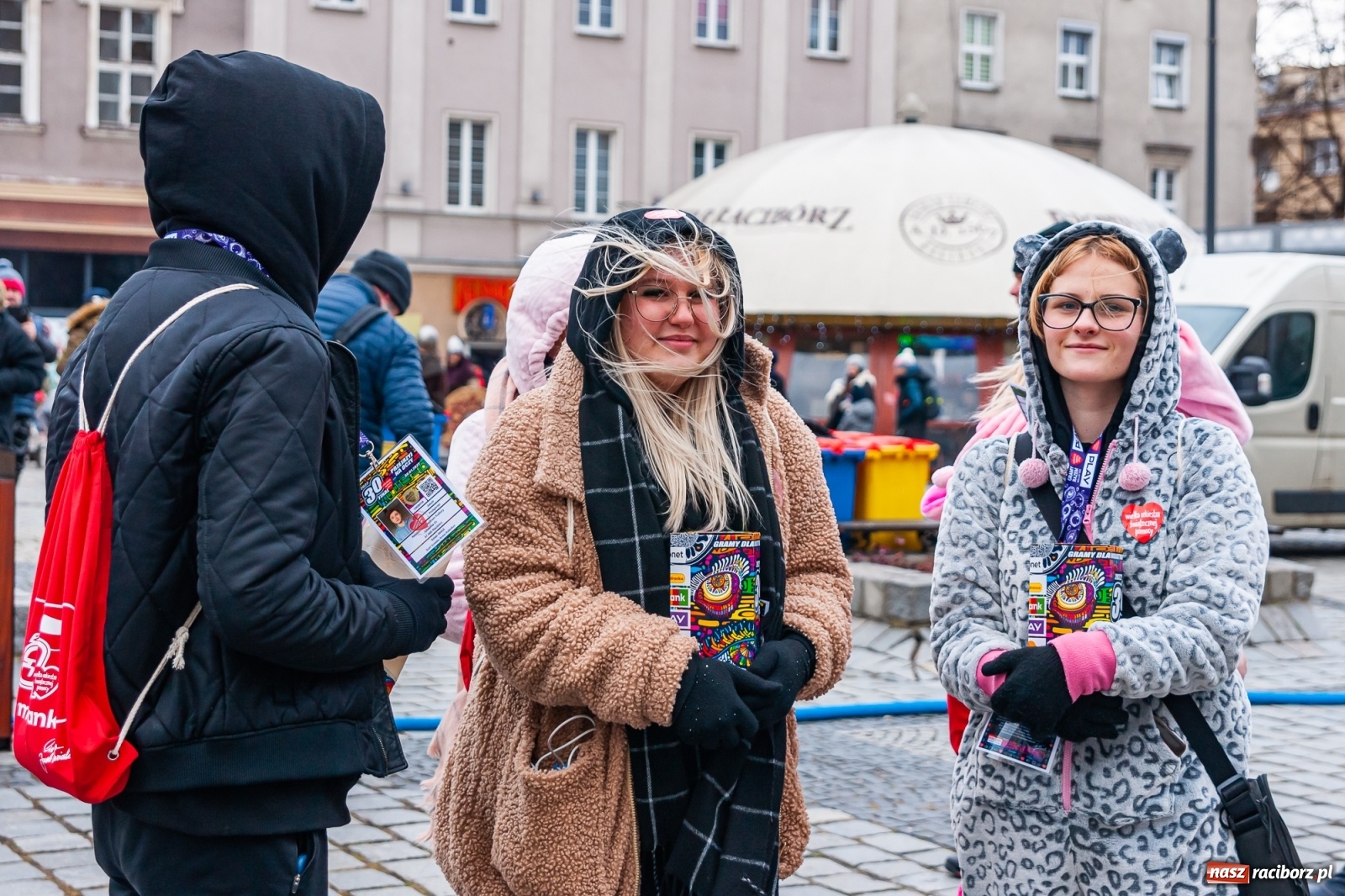 Zdjęcie w galerii na portalu naszraciborz.pl: Morsy, wojowie, strażacy, strzelcy i ciocia Klocia – 30. finał WOŚP na raciborskim Rynku wiadomości z regionu