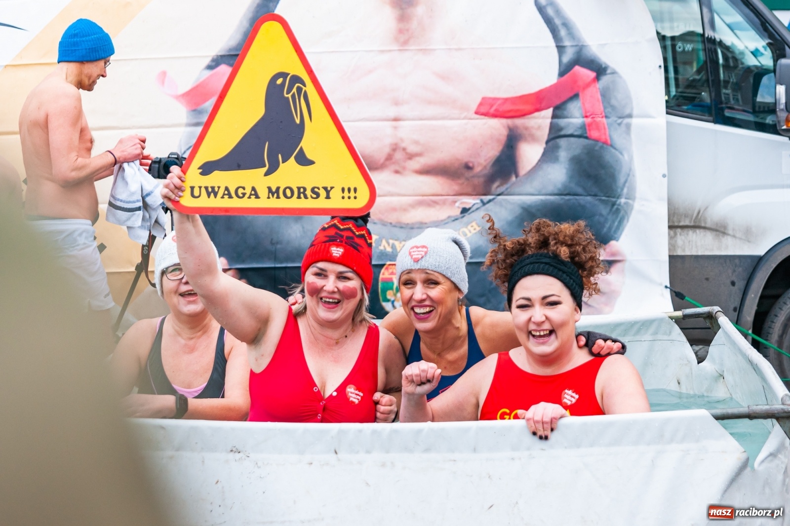 Zdjęcie w galerii na portalu naszraciborz.pl: Morsy, wojowie, strażacy, strzelcy i ciocia Klocia – 30. finał WOŚP na raciborskim Rynku wiadomości z regionu