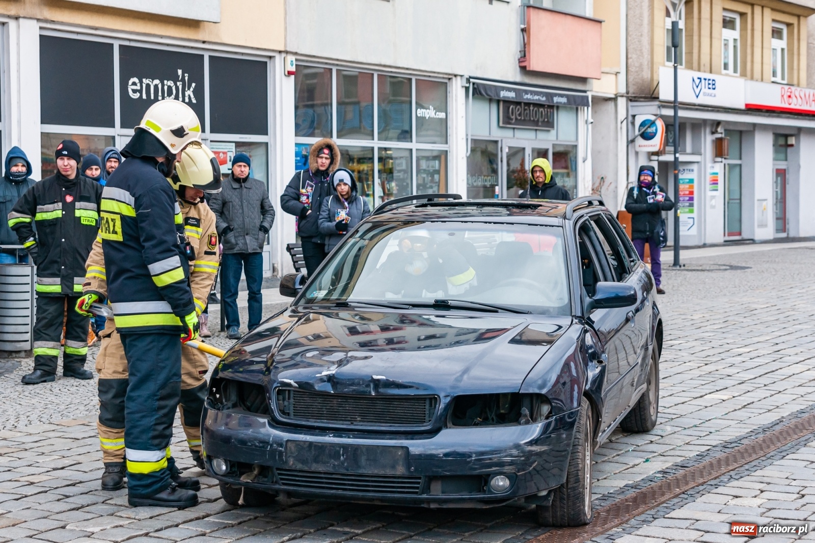 Zdjęcie w galerii na portalu naszraciborz.pl: Morsy, wojowie, strażacy, strzelcy i ciocia Klocia – 30. finał WOŚP na raciborskim Rynku wiadomości z regionu