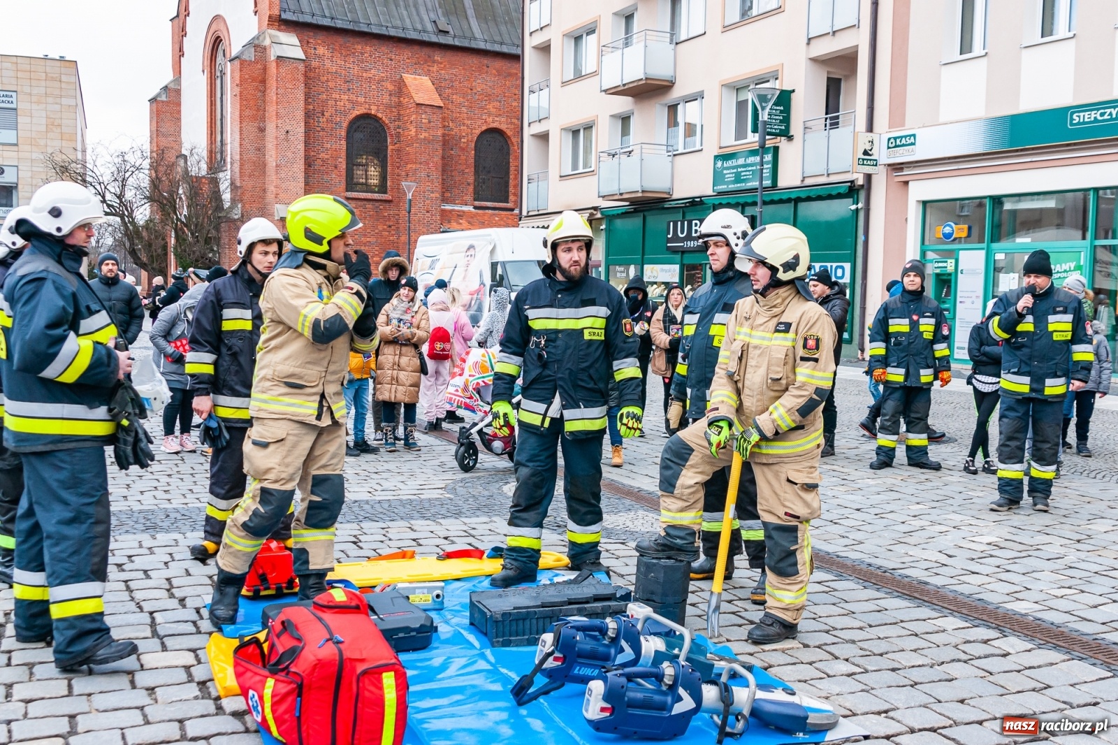Zdjęcie w galerii na portalu naszraciborz.pl: Morsy, wojowie, strażacy, strzelcy i ciocia Klocia – 30. finał WOŚP na raciborskim Rynku wiadomości z regionu