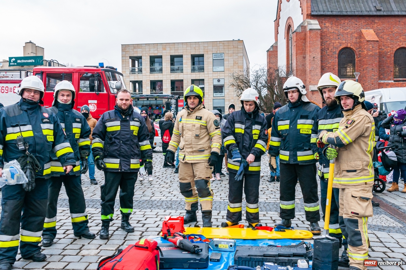 Zdjęcie w galerii na portalu naszraciborz.pl: Morsy, wojowie, strażacy, strzelcy i ciocia Klocia – 30. finał WOŚP na raciborskim Rynku wiadomości z regionu