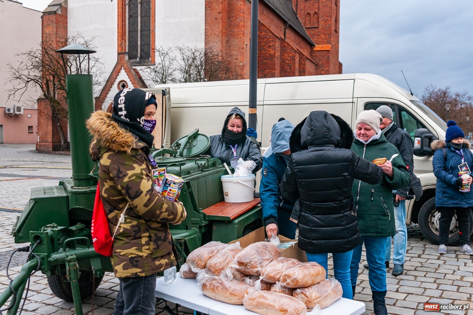 Zdjęcie w galerii na portalu naszraciborz.pl: Morsy, wojowie, strażacy, strzelcy i ciocia Klocia – 30. finał WOŚP na raciborskim Rynku wiadomości z regionu