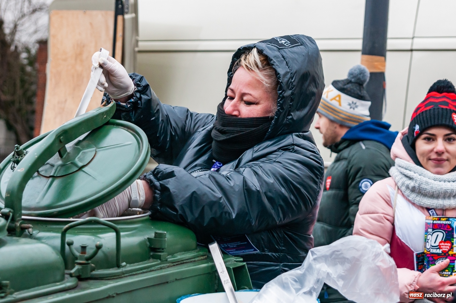 Zdjęcie w galerii na portalu naszraciborz.pl: Morsy, wojowie, strażacy, strzelcy i ciocia Klocia – 30. finał WOŚP na raciborskim Rynku wiadomości z regionu