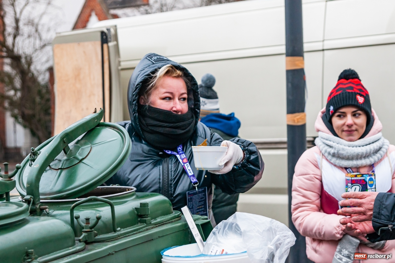 Zdjęcie w galerii na portalu naszraciborz.pl: Morsy, wojowie, strażacy, strzelcy i ciocia Klocia – 30. finał WOŚP na raciborskim Rynku wiadomości z regionu