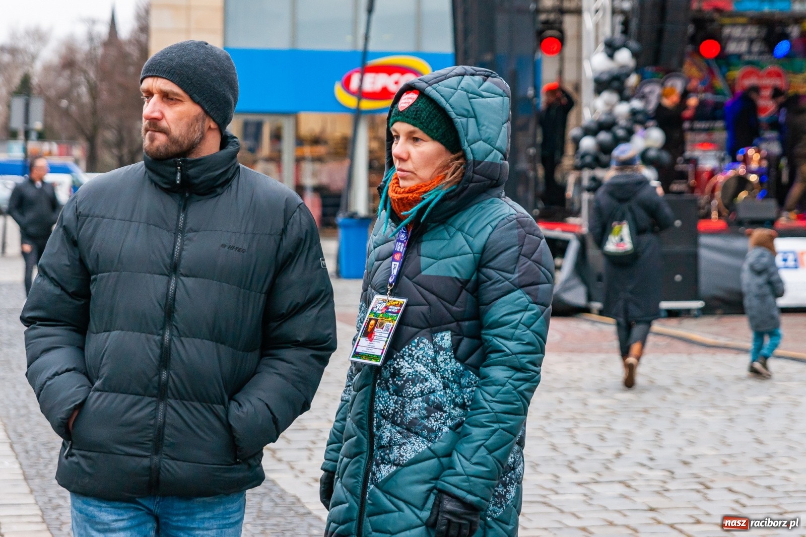 Zdjęcie w galerii na portalu naszraciborz.pl: Morsy, wojowie, strażacy, strzelcy i ciocia Klocia – 30. finał WOŚP na raciborskim Rynku wiadomości z regionu