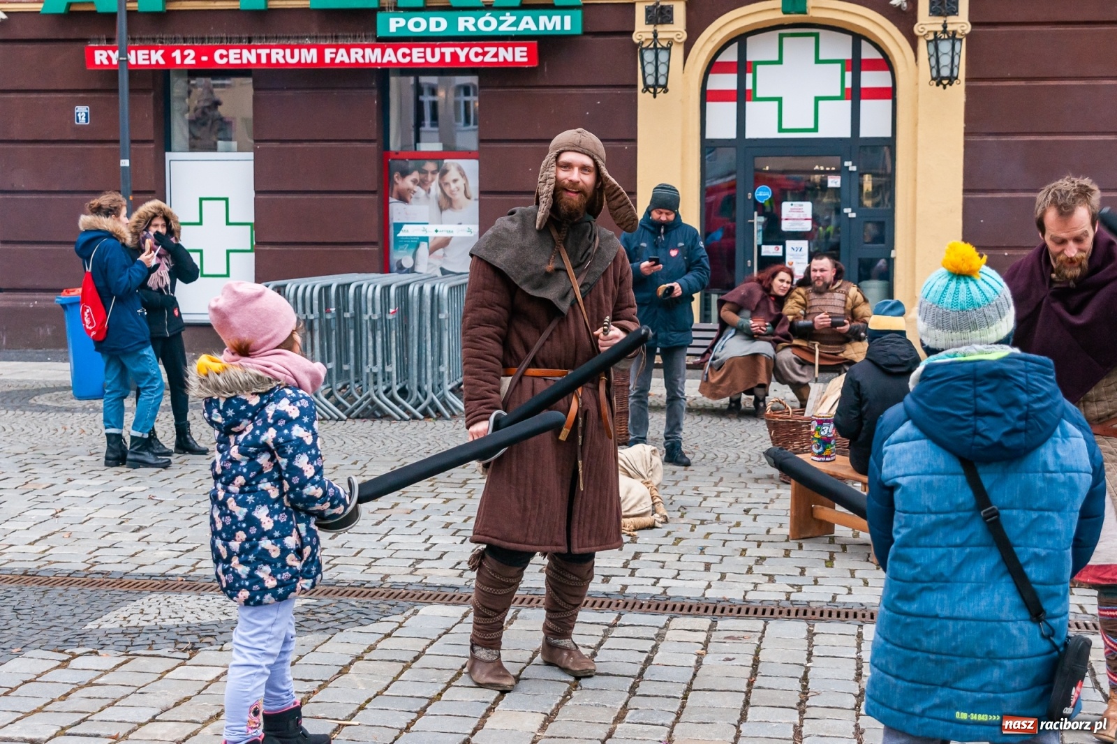 Zdjęcie w galerii na portalu naszraciborz.pl: Morsy, wojowie, strażacy, strzelcy i ciocia Klocia – 30. finał WOŚP na raciborskim Rynku wiadomości z regionu