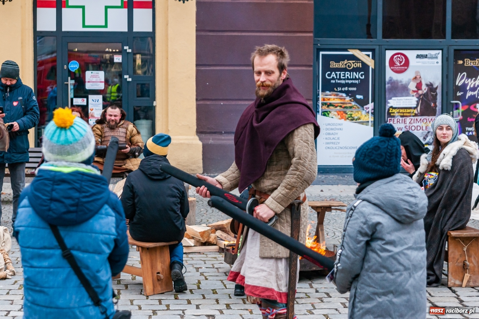Zdjęcie w galerii na portalu naszraciborz.pl: Morsy, wojowie, strażacy, strzelcy i ciocia Klocia – 30. finał WOŚP na raciborskim Rynku wiadomości z regionu