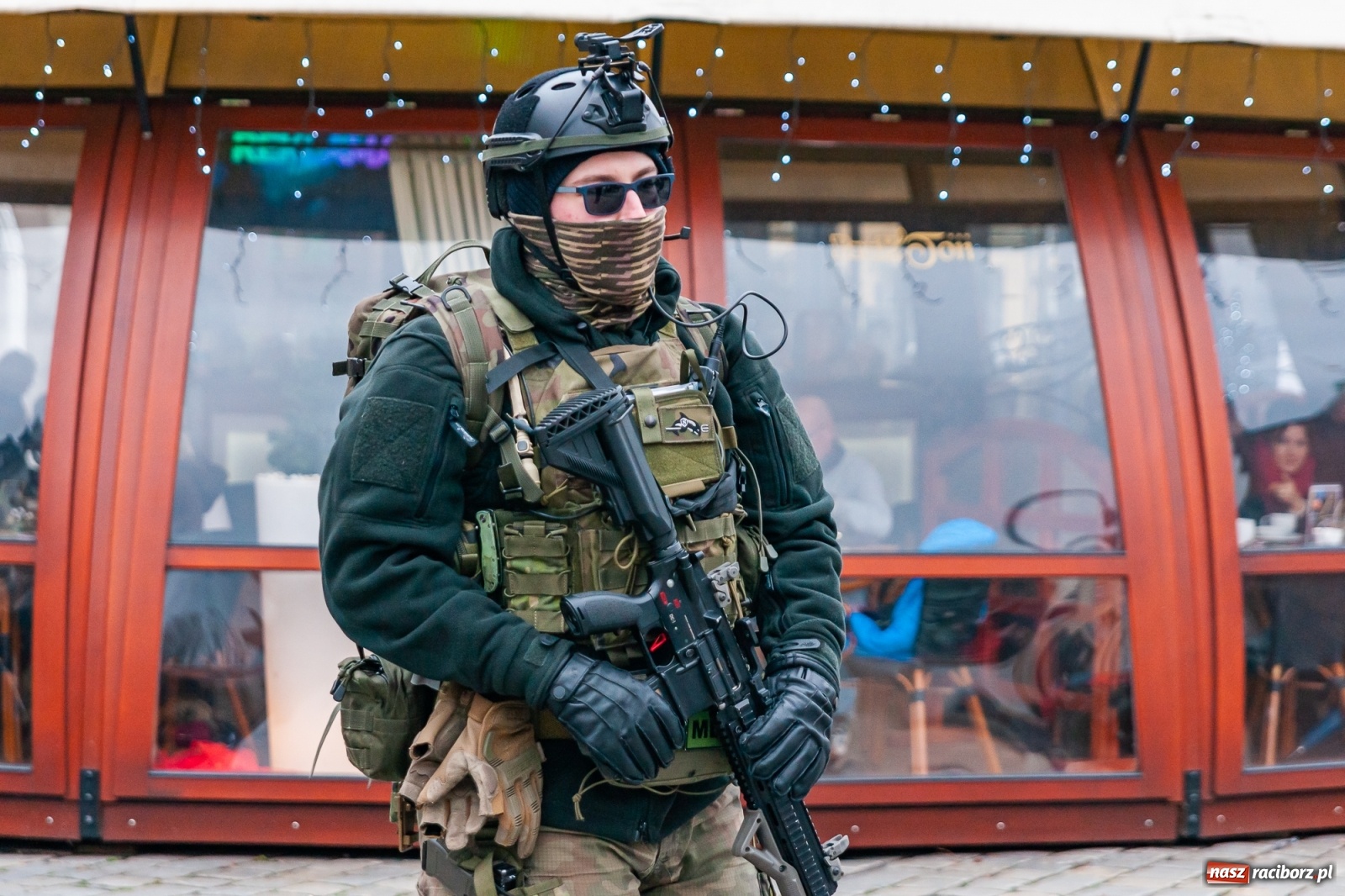 Zdjęcie w galerii na portalu naszraciborz.pl: Morsy, wojowie, strażacy, strzelcy i ciocia Klocia – 30. finał WOŚP na raciborskim Rynku wiadomości z regionu