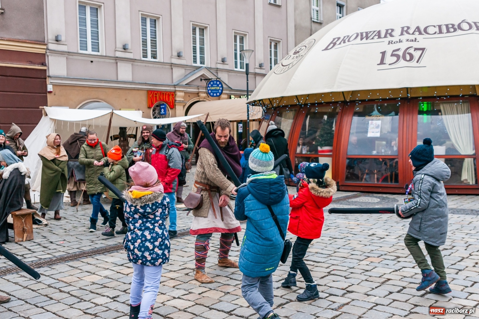 Zdjęcie w galerii na portalu naszraciborz.pl: Morsy, wojowie, strażacy, strzelcy i ciocia Klocia – 30. finał WOŚP na raciborskim Rynku wiadomości z regionu
