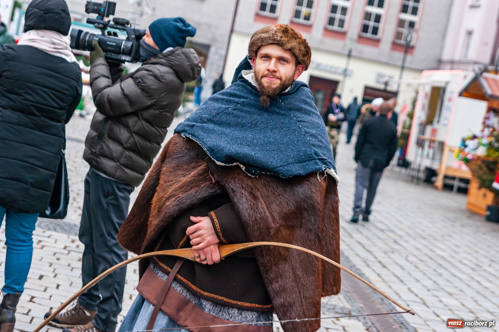 Zdjęcie w galerii na portalu naszraciborz.pl: Morsy, wojowie, strażacy, strzelcy i ciocia Klocia – 30. finał WOŚP na raciborskim Rynku wiadomości z regionu