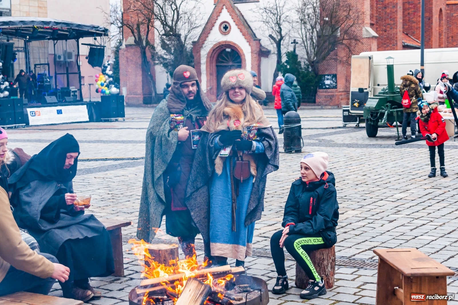 Zdjęcie w galerii na portalu naszraciborz.pl: Morsy, wojowie, strażacy, strzelcy i ciocia Klocia – 30. finał WOŚP na raciborskim Rynku wiadomości z regionu