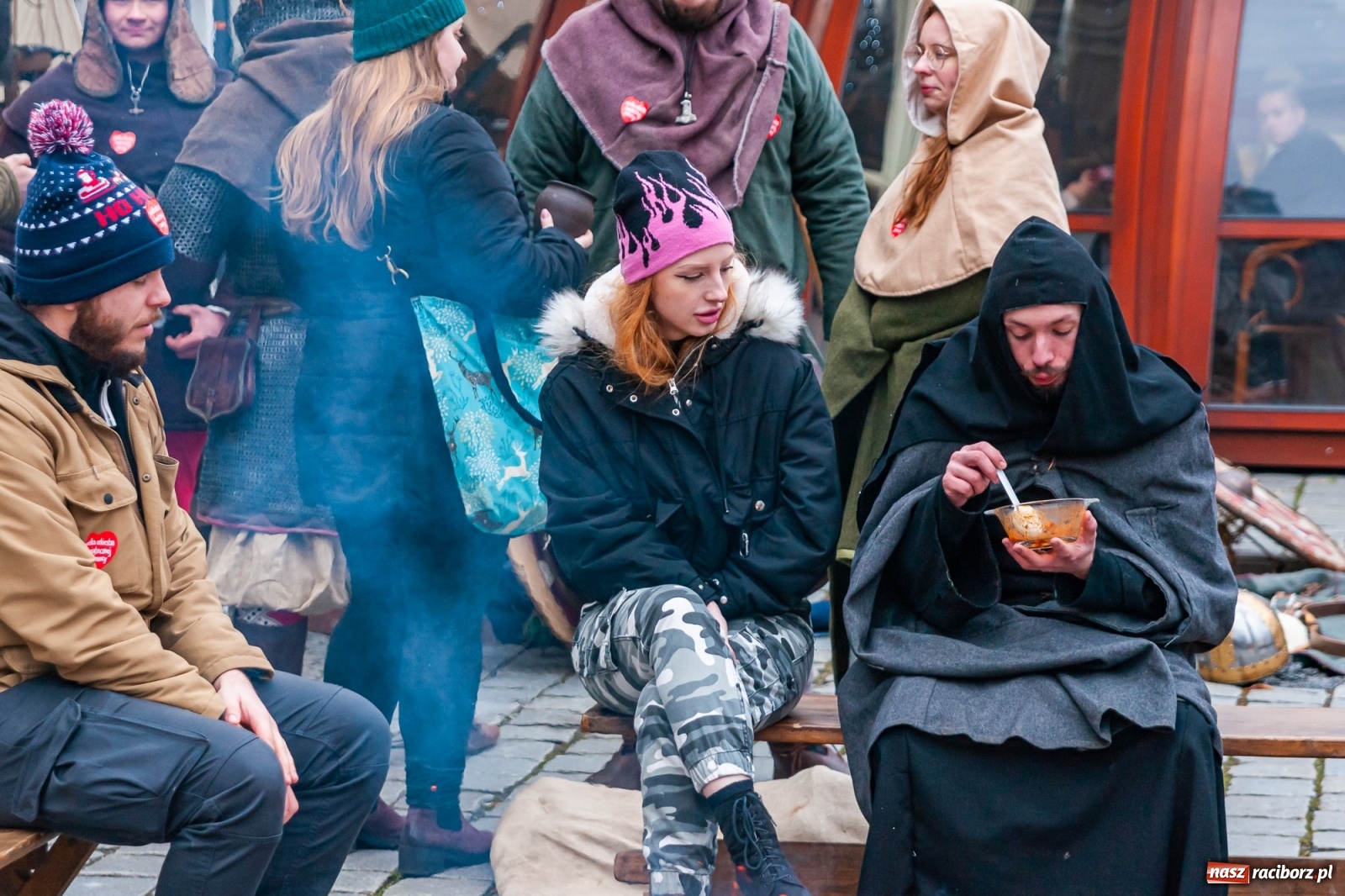 Zdjęcie w galerii na portalu naszraciborz.pl: Morsy, wojowie, strażacy, strzelcy i ciocia Klocia – 30. finał WOŚP na raciborskim Rynku wiadomości z regionu