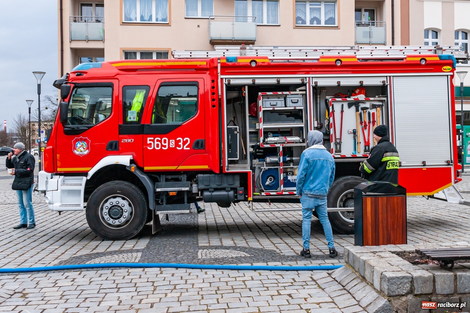 Zdjęcie w galerii na portalu naszraciborz.pl: Morsy, wojowie, strażacy, strzelcy i ciocia Klocia – 30. finał WOŚP na raciborskim Rynku wiadomości z regionu